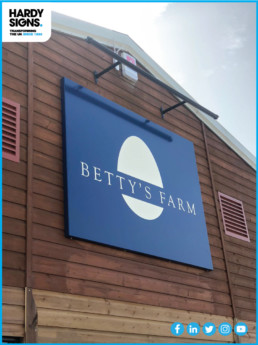 Betty's-Farm---Hardy-Signs---Sign-Light